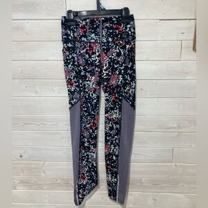 UNDER ARMOUR athletic / running leggings. Size XS